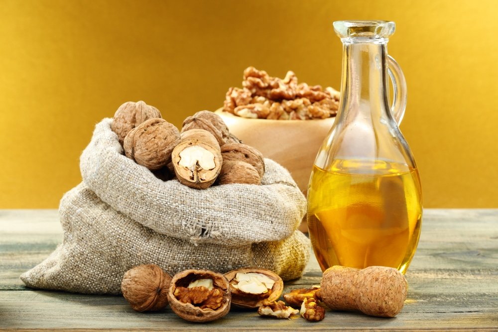 11 Amazing Benefits and Uses of Walnut Oil